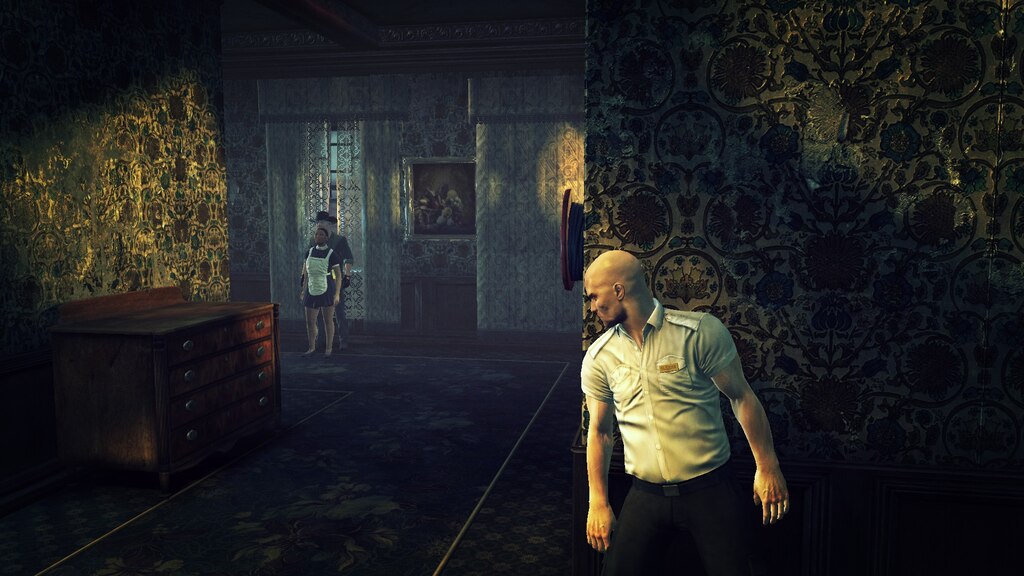 Hitman: Absolution - Agent 47 sneaking through a hotel lobby